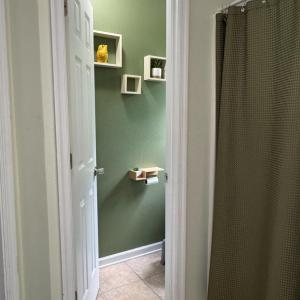 Then a separate toilet room for two to use the bathroom at once.