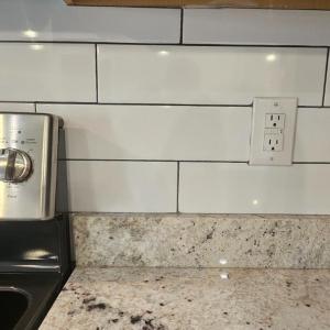 Ceramic tile backsplash, granite countertops in kitchen