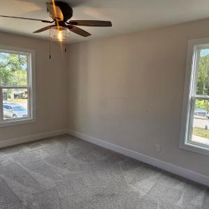Spacious primary suite w/ beautiful ensuite full bath & walkin closet