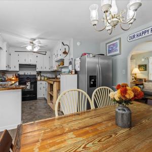 This galley kitchen packs so many cabinets!!! Including a custom made unit by the seller's brother!