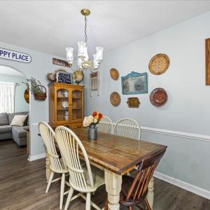 Eat in kitchen can easily seat 8 chairs