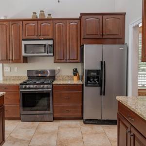 Kitchen w/ ceramic tile floors, propane range 4 yrs old