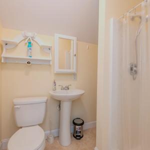 Full bath above garage