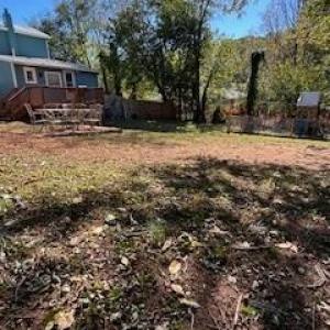 Park like fenced bachyard!!!