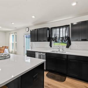 LOTS of great workspace! There is a disposal in the sink also.