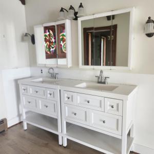 dual sinks in primary bathroom