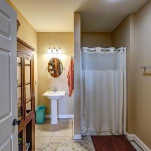 Terrace level ensuite bath