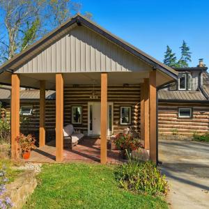 ROAD SIDE ENTRANCE INTO HOME