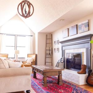 Living room with gas logs fireplace