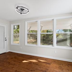 Bonus sun room off of the dining area