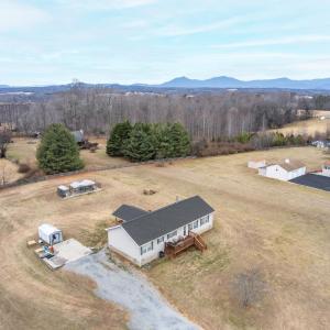 Photo #5 of 1689 Otter Hill Road, Bedford, VA 1.1 acres
