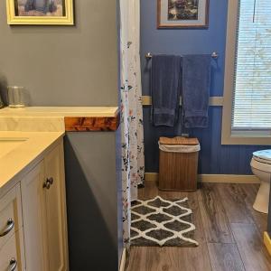 Completely remodeled hallway full bath for guests.