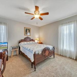 Third bedroom faces back yard