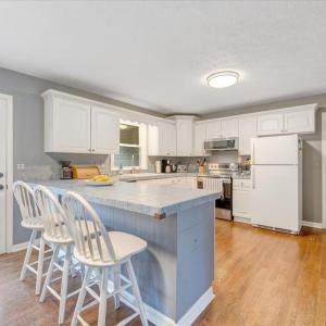 Kitchen with bar area