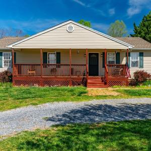 Photo #1 of 2305 Smith Mountain Lake Parkway, Huddleston, VA 1.0 acres