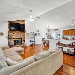 Photo #10 of 2210 Isle of Pines Drive, Moneta, VA 1.0 acres