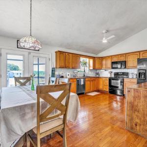 Photo #13 of 2210 Isle of Pines Drive, Moneta, VA 1.0 acres