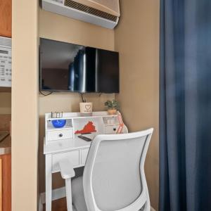 Photo #10 of 1273 Graves Harbor Trail, Huddleston, VA