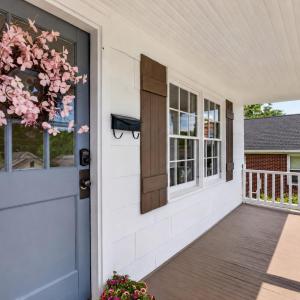 Charming covered front porch.