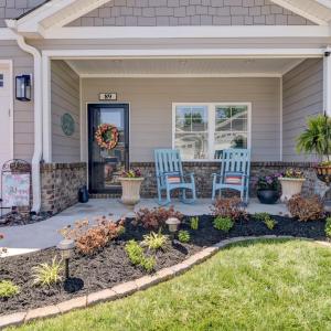Great Front Porch, beautifully landscaped - great for having morning coffee!