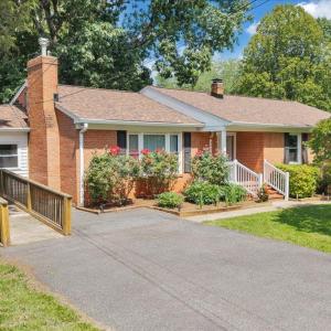 Photo #1 of 405 Oakland Circle, Lynchburg, VA 0.5 acres