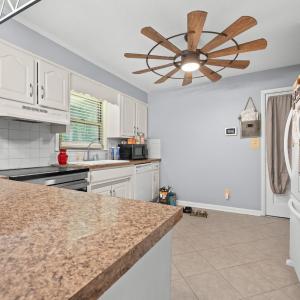 Counter that divides the Eating area from the kitchen