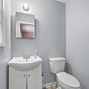 Primary bedroom 1/2 bath