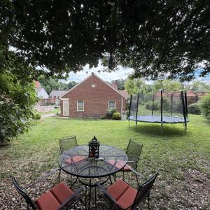 Great Back Yard Space for Entertaining or Playing with Friends.