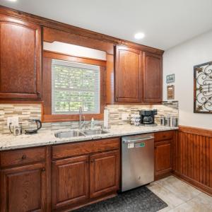 Photo #10 of 1228 Lakeview Drive, Lynchburg, VA 0.7 acres