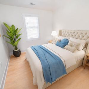 Two additional bedrooms upstairs. Similar to photos.