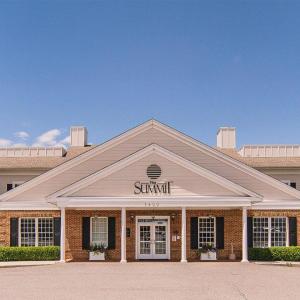 Nestled beside Wyndhurst, The Summit is a premier Life Plan Community offering independent living, assisted living, and continuing care. Set on a beautiful lakeside campus with scenic walking paths and just steps from Wyndhurst's shops and restaurants.