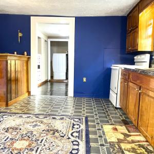 LARGE EAT IN KITCHEN