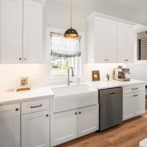 Bright kitchen with lots of cabinet space