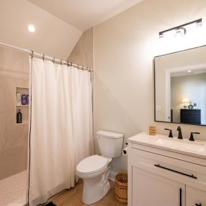 Beautiful, spacious 2nd floor hallway bath with gorgeous neutral finishes