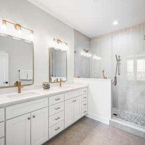 Primary bath ensuite with neutral finishes