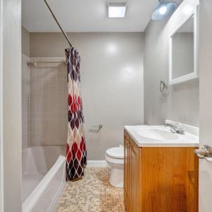 Lower-Level Full Bath