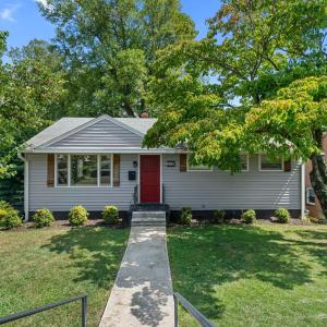 Photo #2 of 706 Crestwood Circle, Lynchburg, VA 0.2 acres