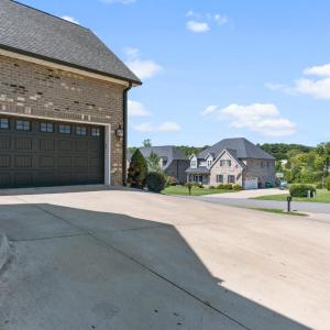 Large driveway with plenty of parking.