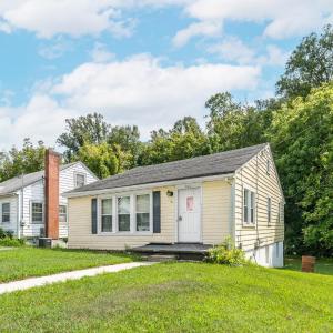 844 Old Forest Rd is the extra lot to the right side