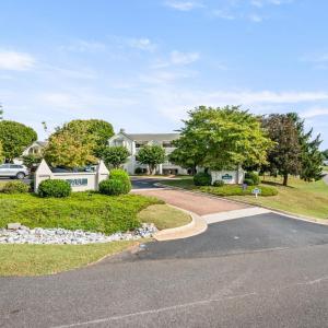 Entrance into Mallard Cove Condominiums from Ivy Lake Drive