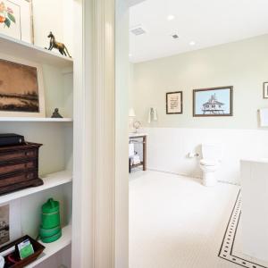Primary bathroom, Level 2