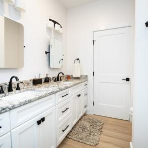 primary bedroom bathroom