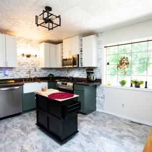 Great sunlight in this kitchen