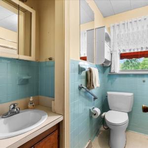 Hall Bath on Main Floor, Full bathroom