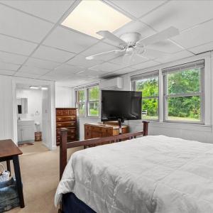 Bedroom 5 with ensuite - Basement, Several windows bring in the beauty of the outdoors into the primary bedroom in basement. apartment.