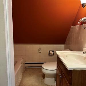 Bedroom 3 ensuite with bathtub.