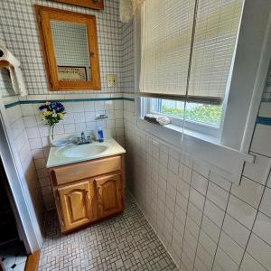 1/2 bath off of kitchen