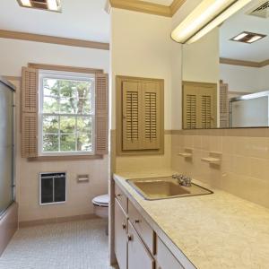 2nd floor full bath for bedrooms 3 and 4