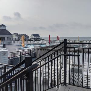 tiki bar/pool area