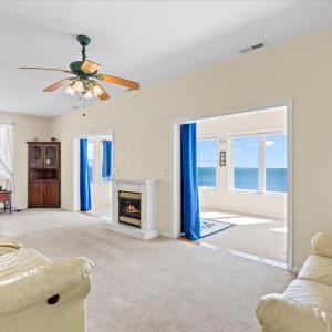 Spacious Living Area with awesome Views!